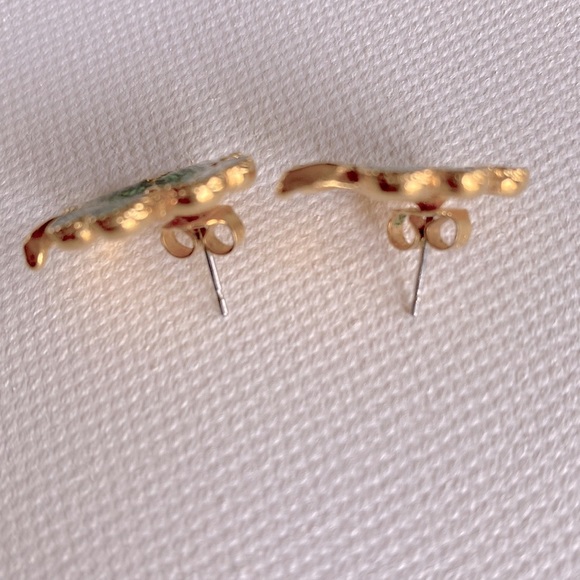 Vintage Avon four leaf clover shamrock post earrings with a green enamel finish - Picture 5 of 5